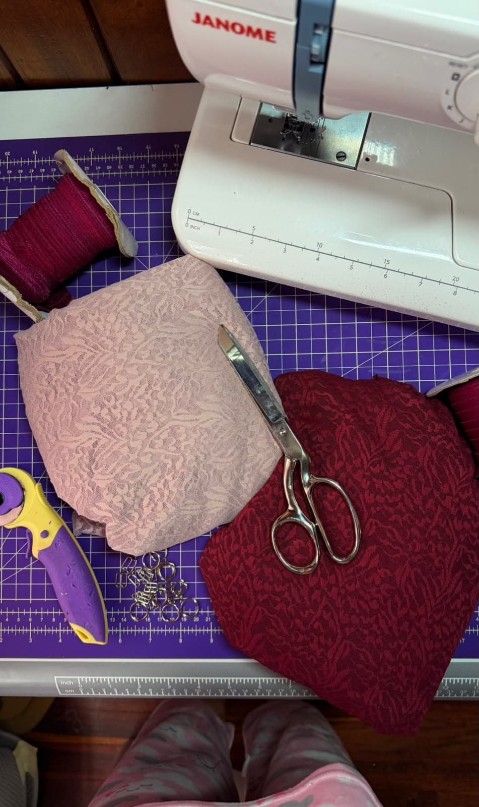 Proceso de confección de lencería a medida en el Atelier de Lovelia, Costa Rica